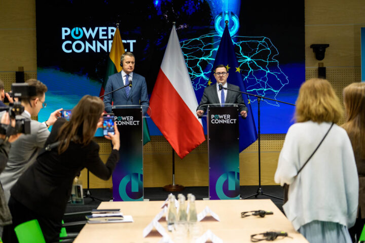 Konferencja prasowa ministrów energii Polski i Litwy przy flagach obu państw i Unii Europejskiej