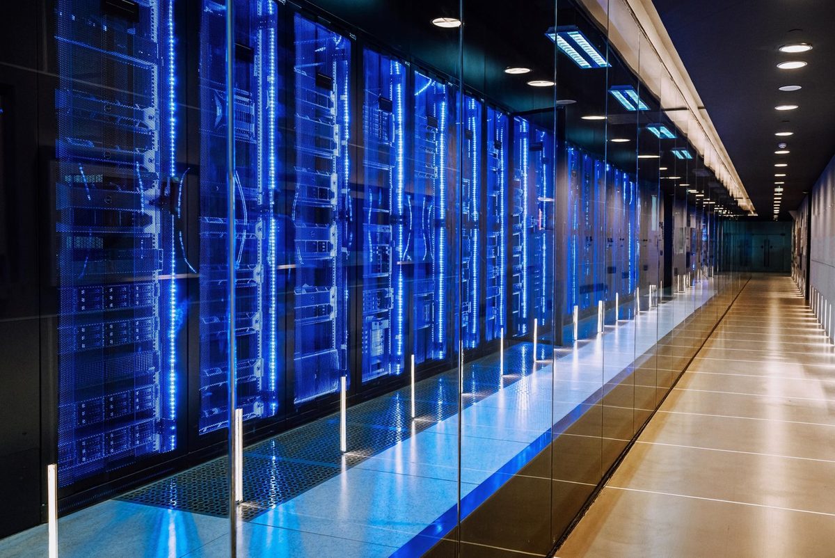 Serwerownia centrum danych z rzędami szaf serwerowych