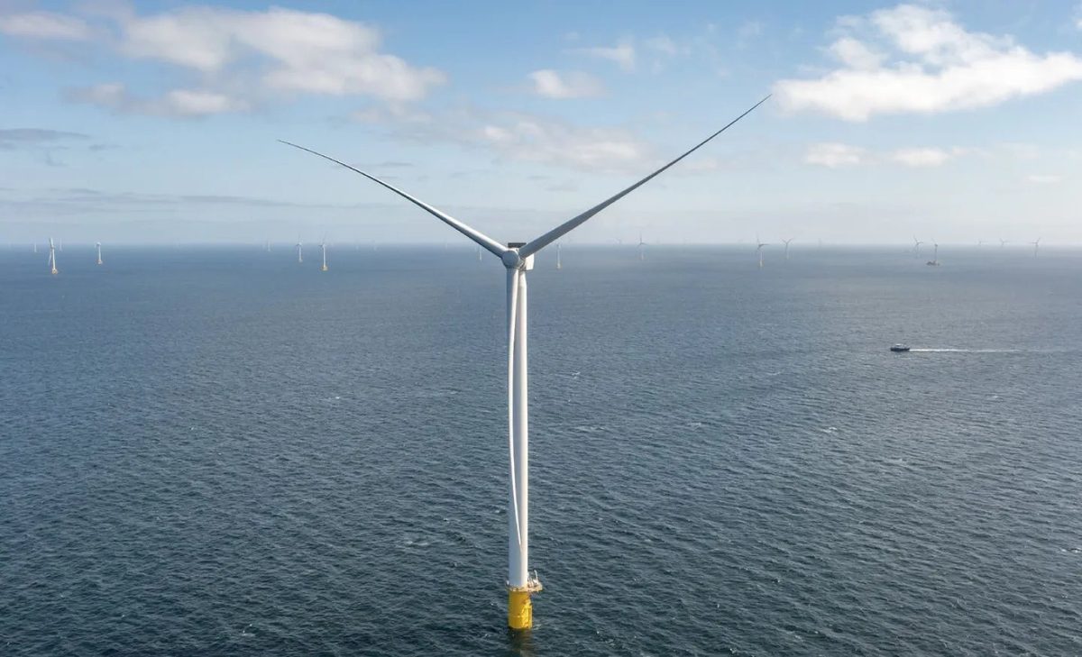 Morska turbina wiatrowa na tle Bałtyku