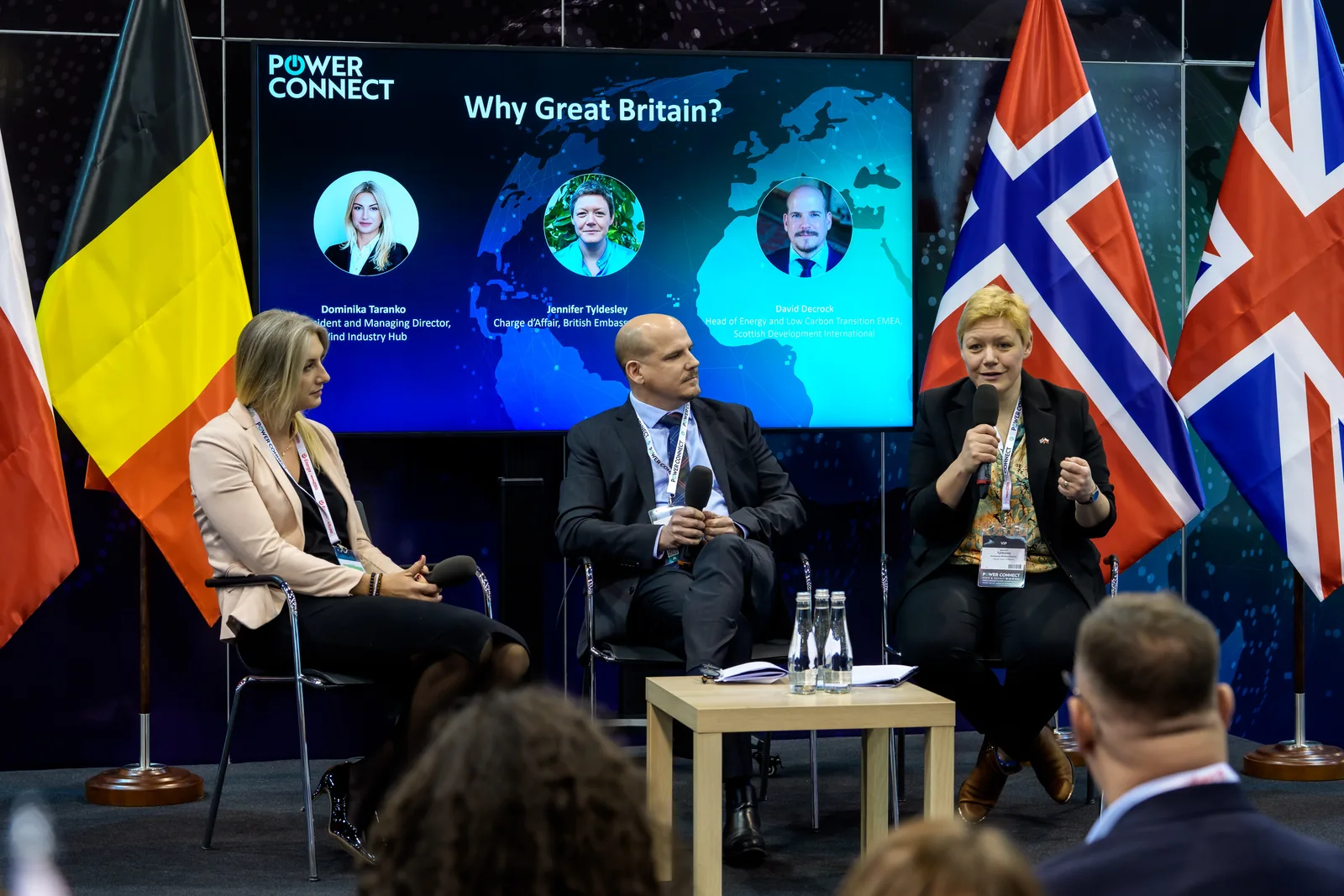 Rozmowa „Why Great Britain?” na scenie strefy World Connect, przy flagach Polski, Belgii, Norwegii i Wielkiej Brytanii